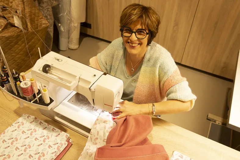 Katrien aan het werk achter de naaimachine in het atelier