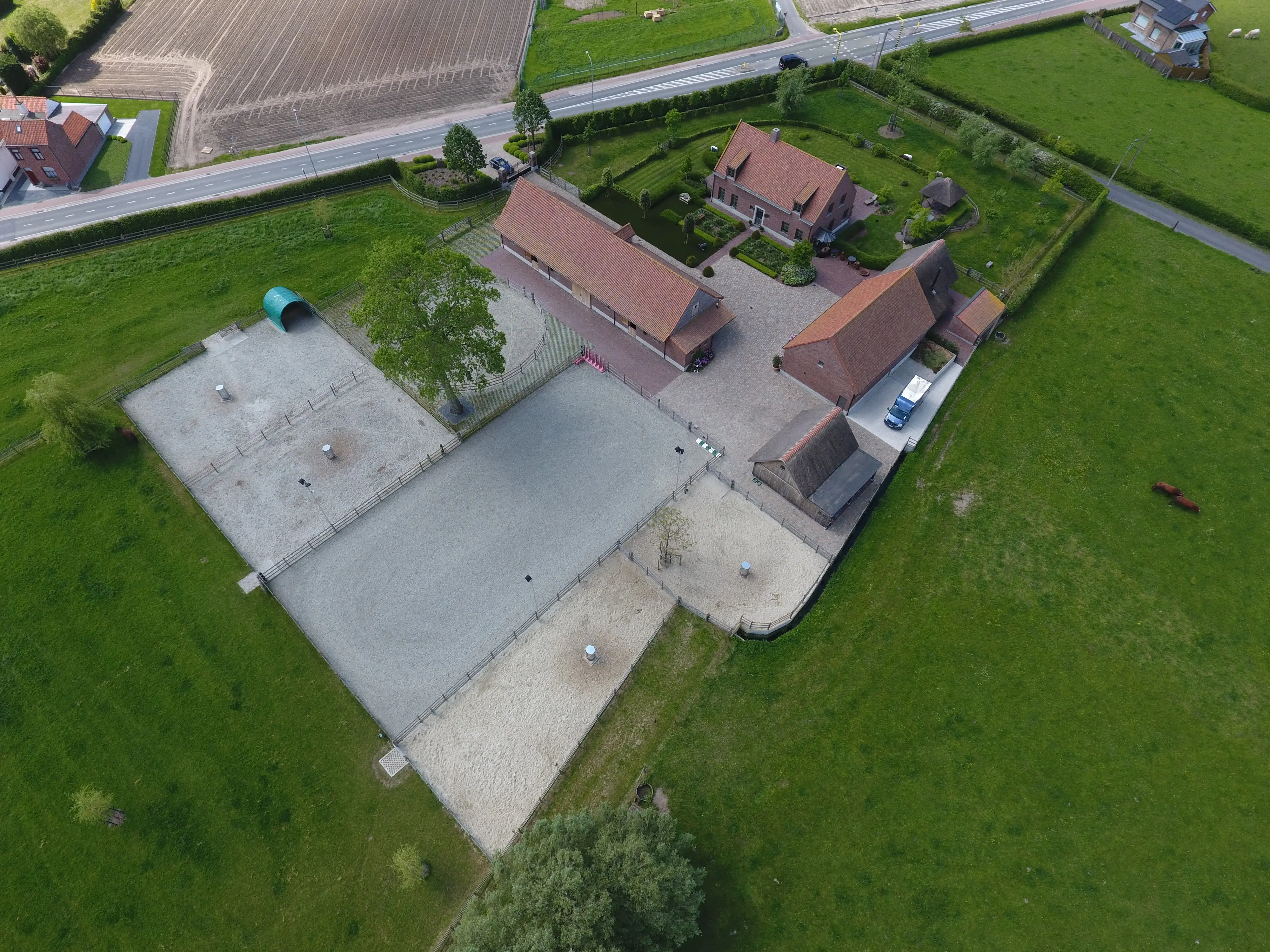 Luchtfoto van het volledige domein van AV Stables