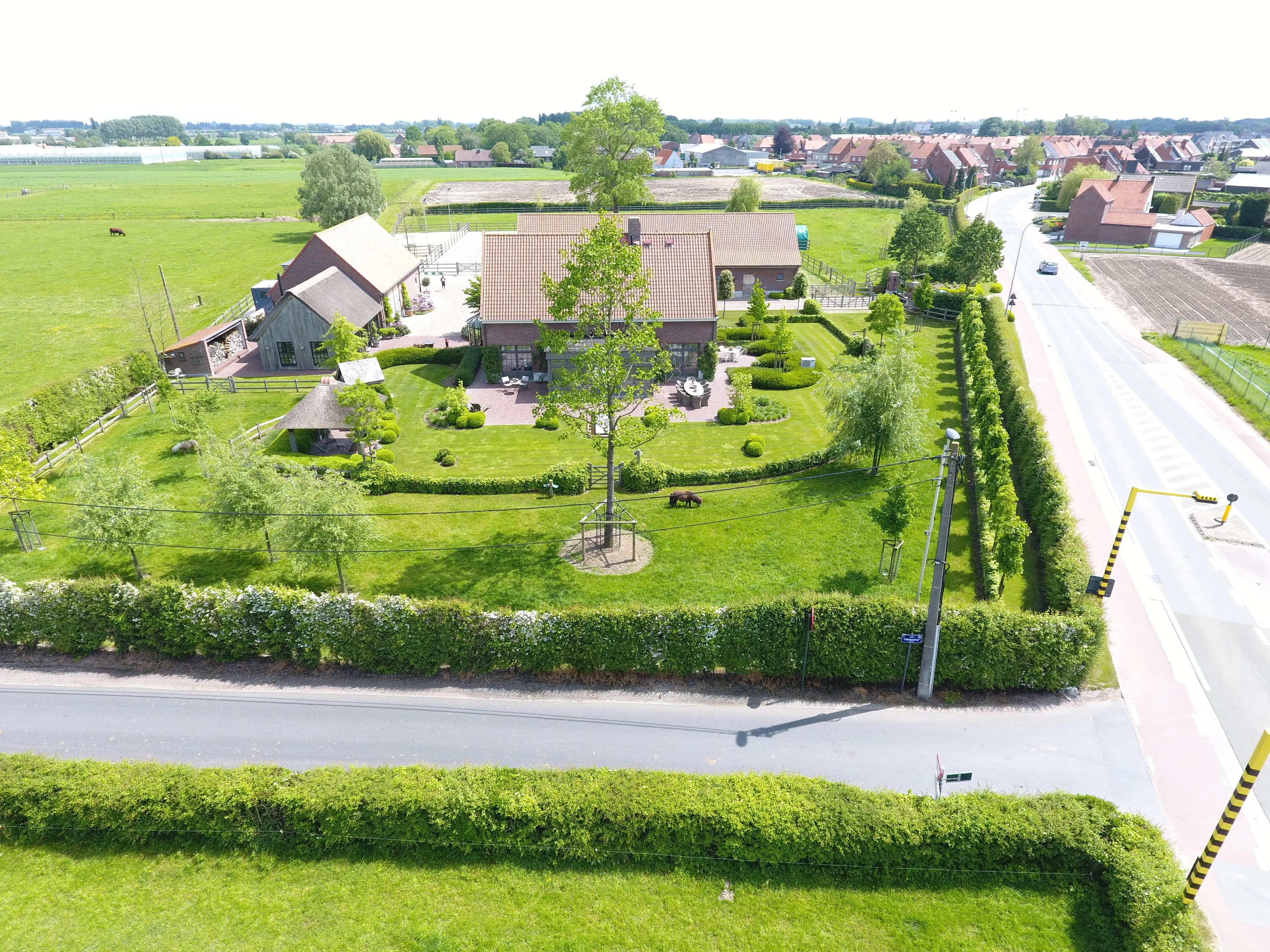 Luchtfoto van het domein van AV Stables in Izegem