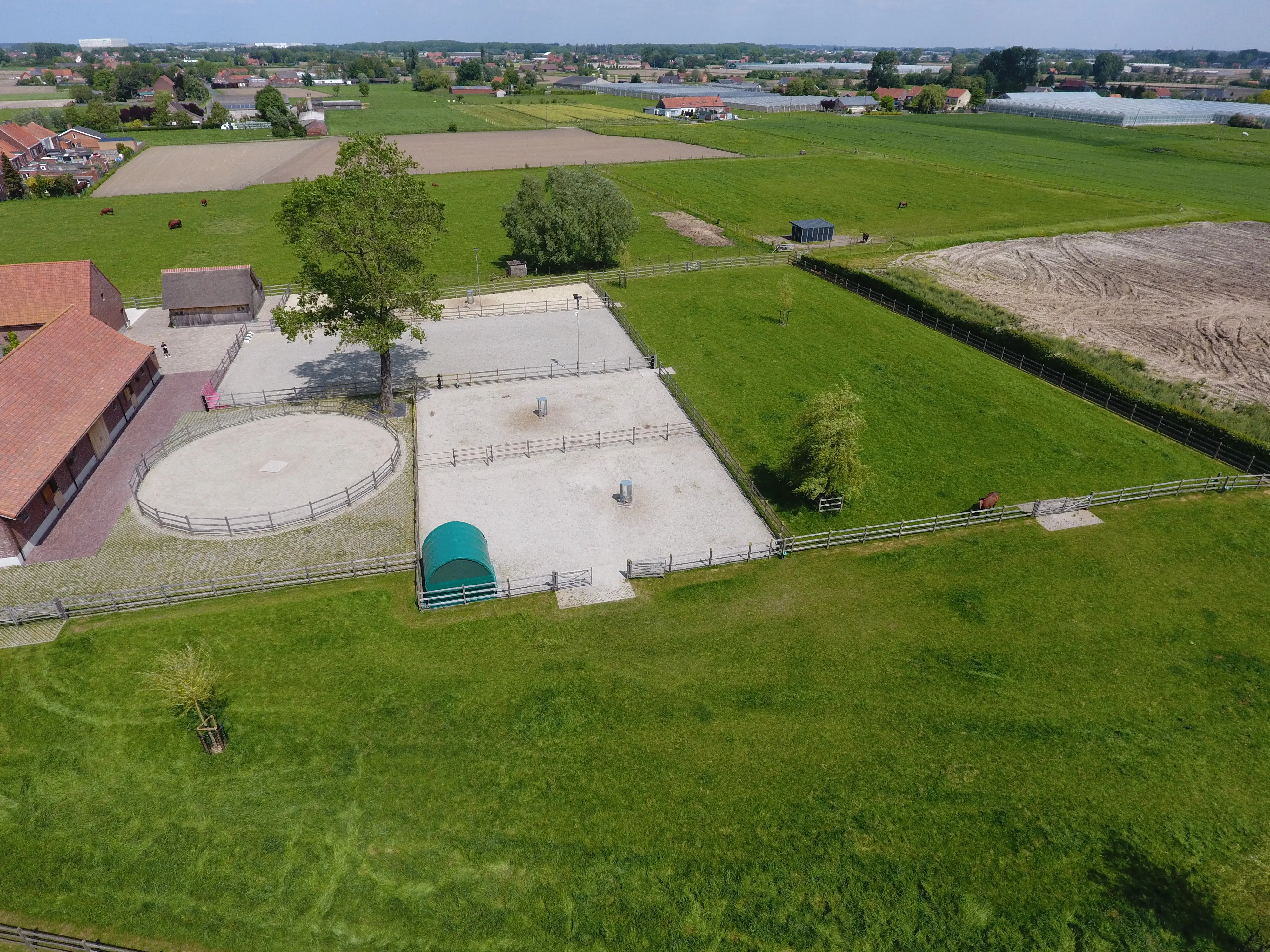 Luchtfoto van de trainingspistes en omliggende weides