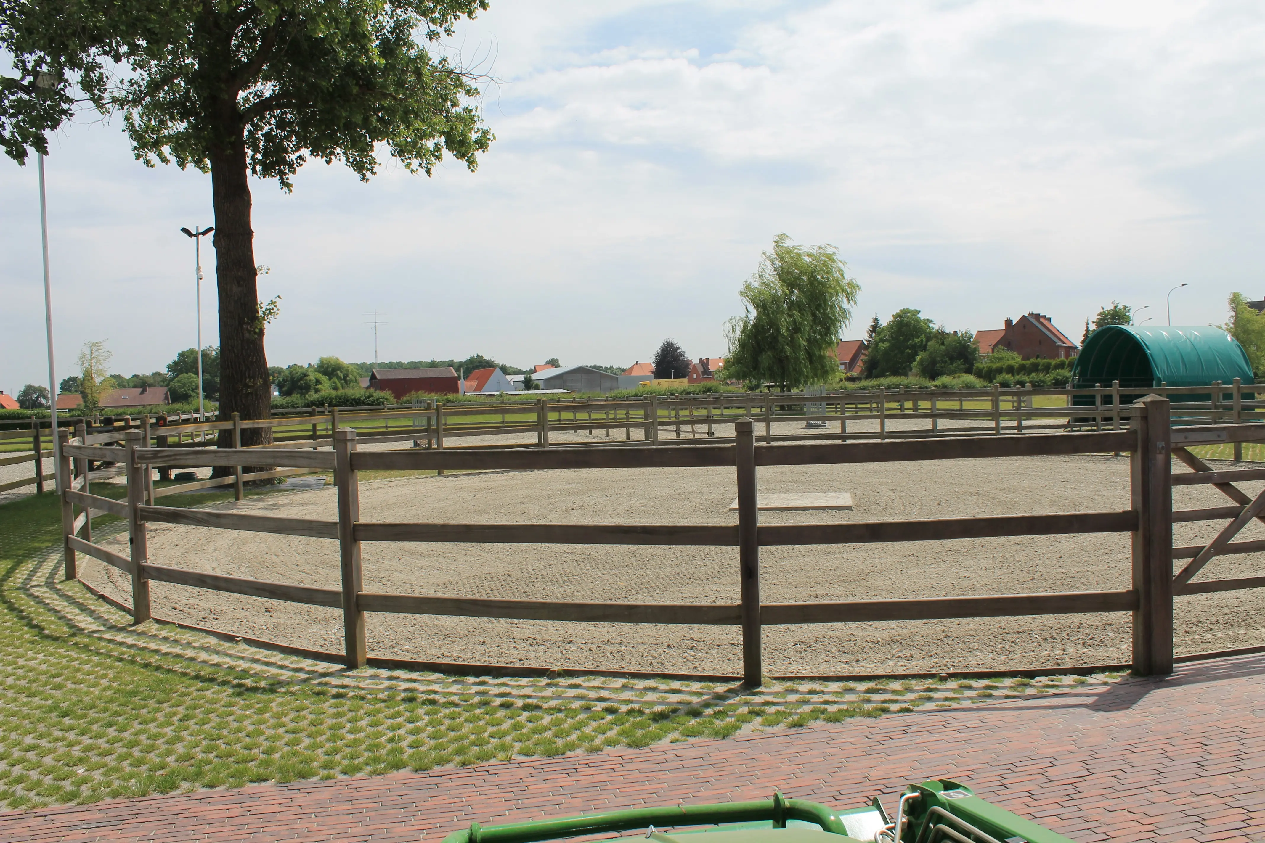 De longeercirkel en pistes van AV Stables