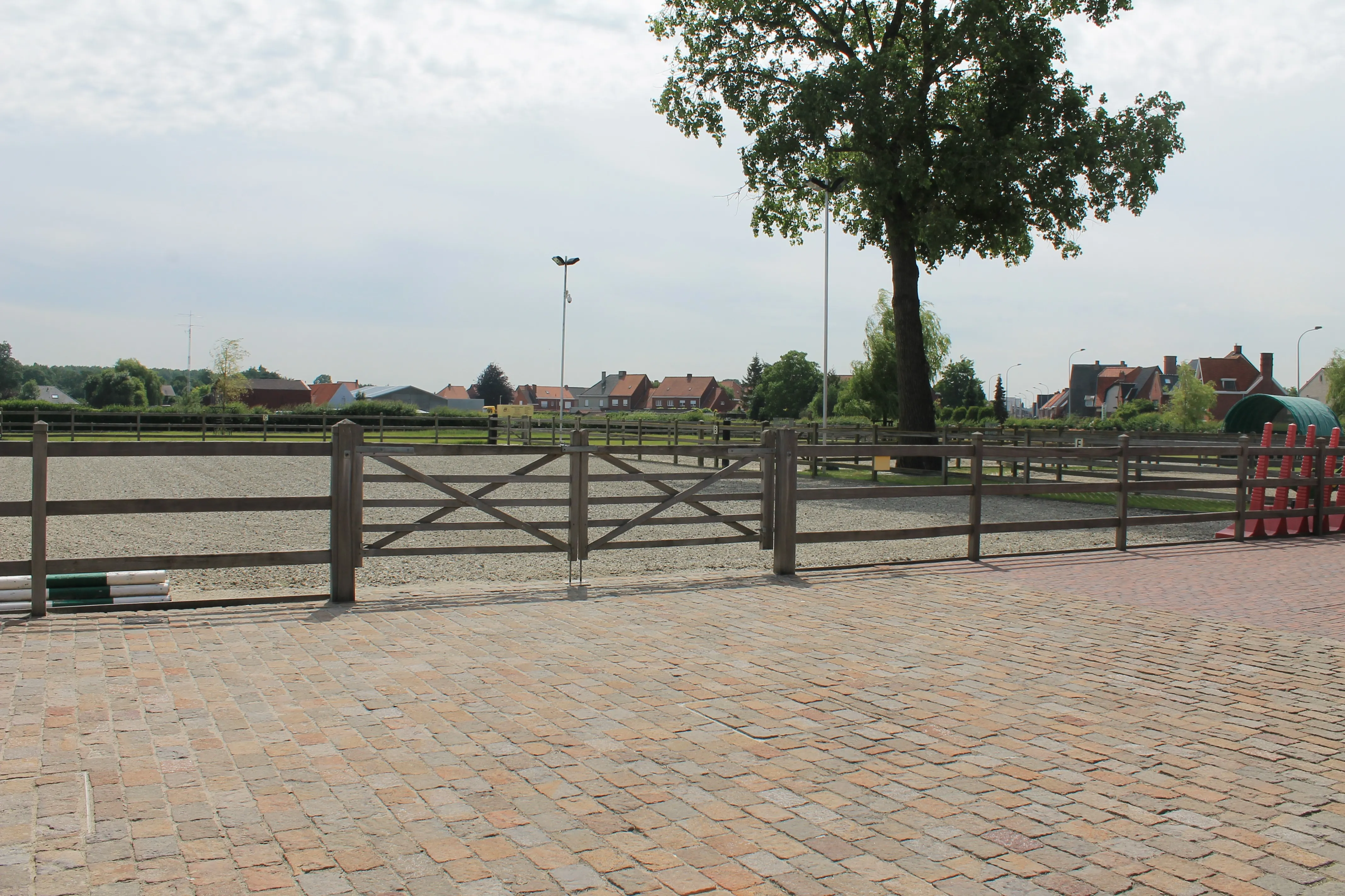 De pistes en paddocks van AV Stables